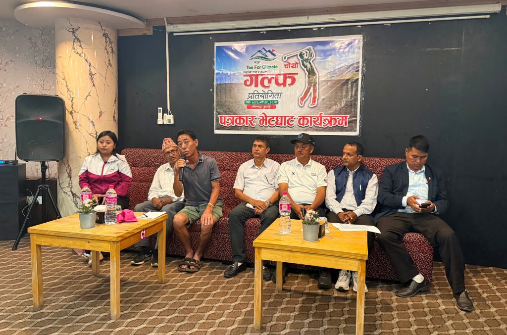 लोमान्थाङमा गल्फ प्रतियोगिता हुँदै