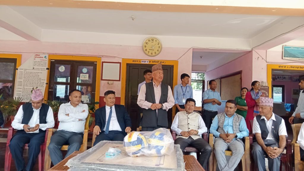 संविधान दिवसका अवसरमा बहिरा विद्यार्थीलाई खेलकुद सामग्री प्रदान