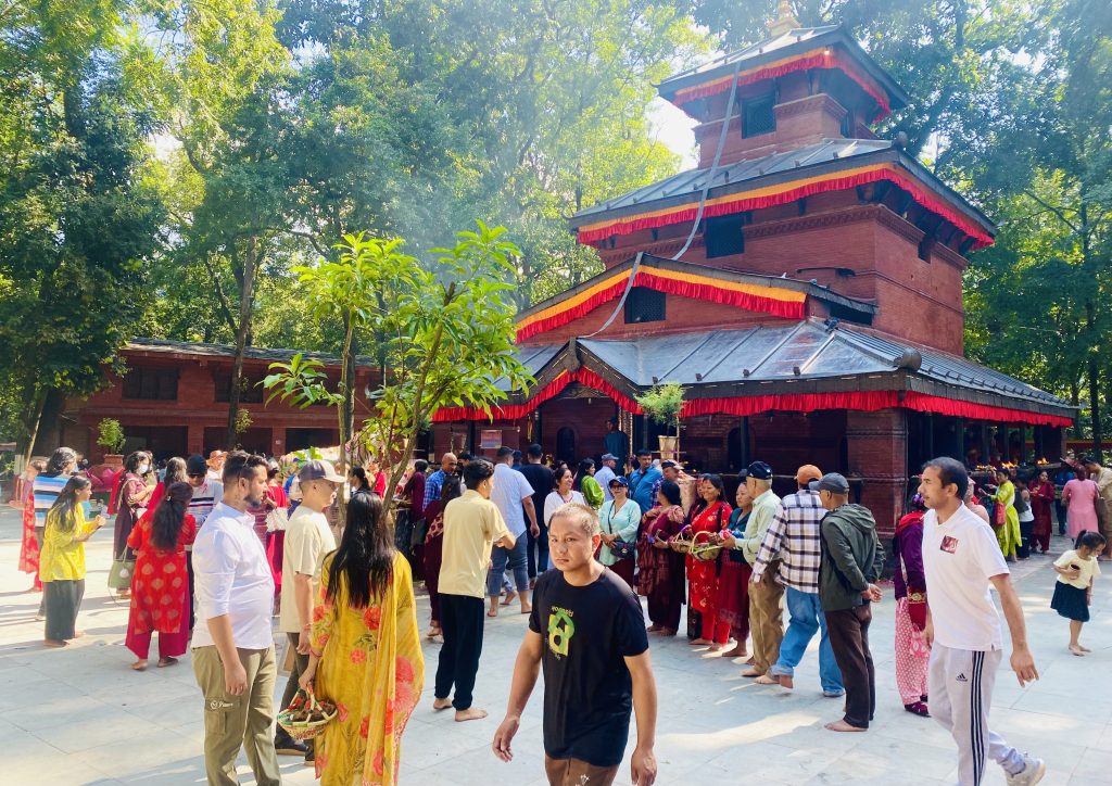 नवरात्र सुरु, बागलुङ कालिकामा भक्तजनको चहलपहल