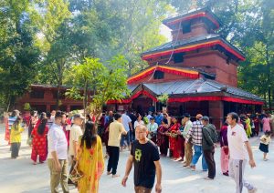 नवरात्र सुरु, बागलुङ कालिकामा भक्तजनको चहलपहल