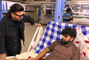 गायक दुर्गेशले भेटे ‘जेनजी’ आन्दोलनका घाइते, उपचारमा सहयोग गरे