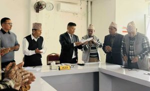 लोकमार्गको बिहुँ खण्ड निर्माणमा ढिलाइ भएपछि स्थानीयवासीको विरोध