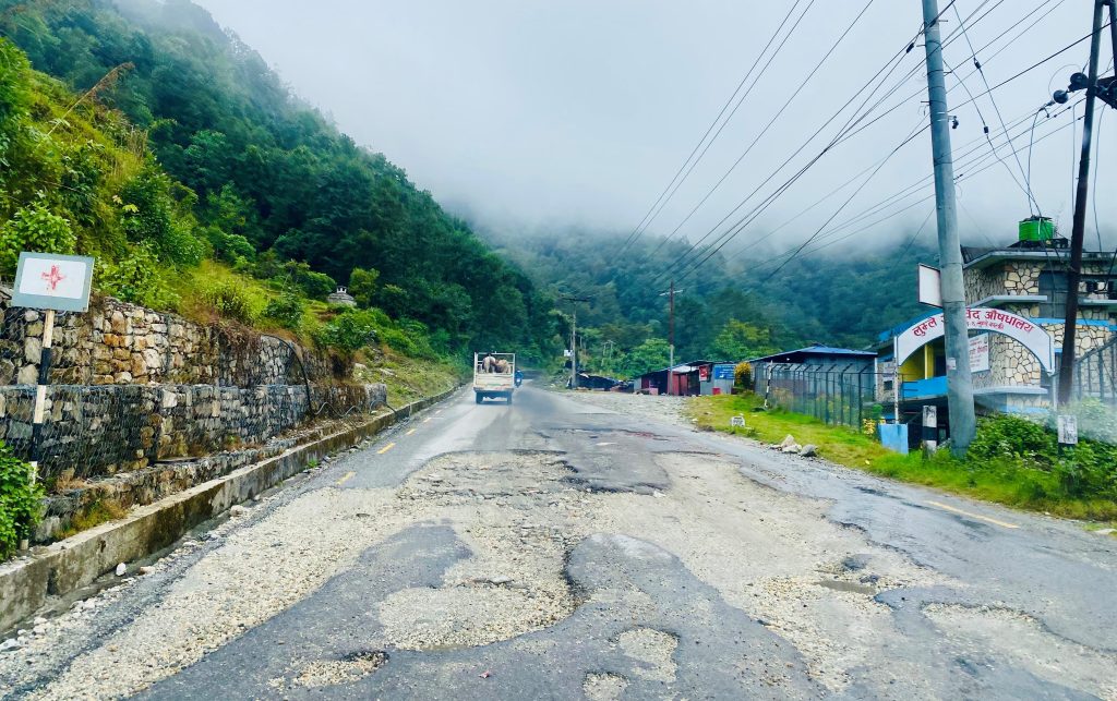 पोखरा–बागलुङ सडकमा खाल्डैखाल्डा, यात्रामा जोखिम