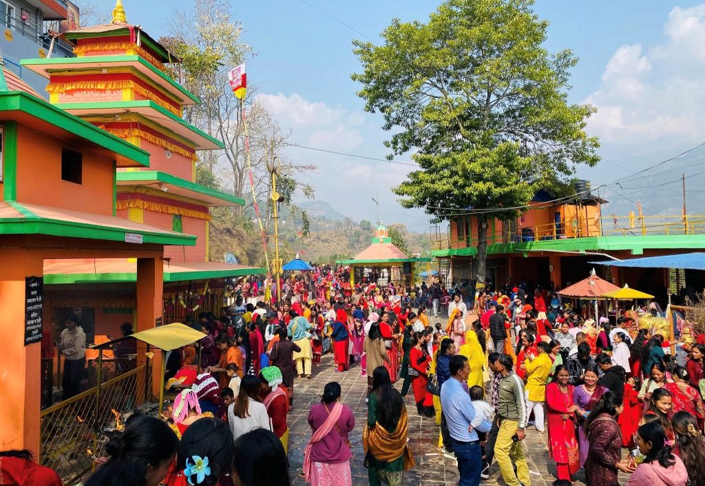बागलुङका शिव मन्दिरमा भक्तजनको भीड