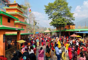 बागलुङका शिव मन्दिरमा भक्तजनको भीड