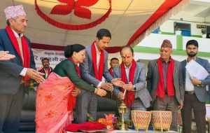 स्ववियुद्वारा स्थापित एक करोड बढीको छात्रवृत्ति कोष हस्तान्तरण