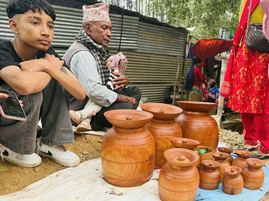 ओझेलमा परे काठका ठेका, परम्परागत पेशा संकटमा