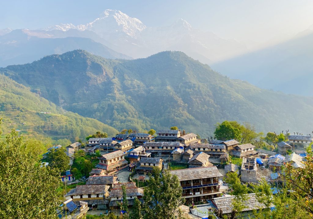 पर्यटक लोभ्याइरहेको घान्द्रुक