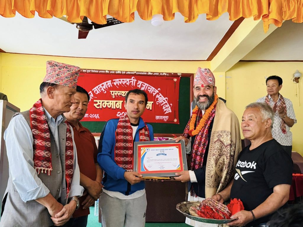 गायक तथा संगीतकार मल्ल बागलुङमा सम्मानित
