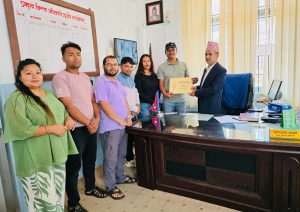 पत्रकार महासङ्घ बागलुङले प्रधानमन्त्रीलाई बुझायो हस्ताक्षर
