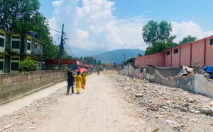 अतिक्रमण हट्यो, अब दुई लेन सडक