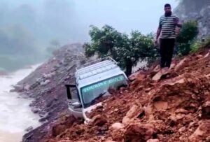 वर्षाका कारण ढोरपाटन आवातजावतमा सास्ती