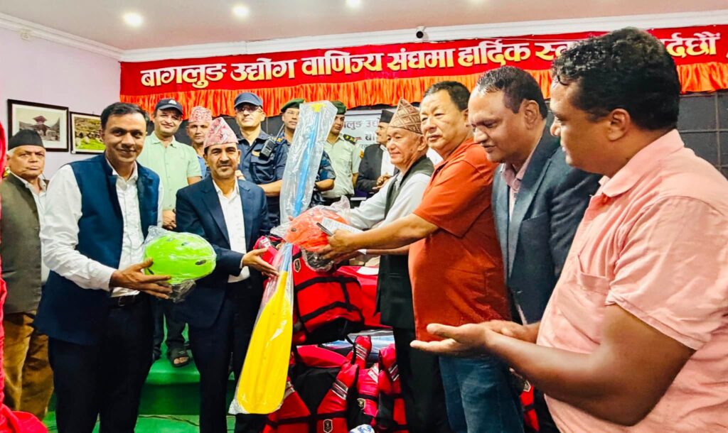 विपद् व्यवस्थापन समितिलाई उद्धार सामग्री हस्तान्तरण