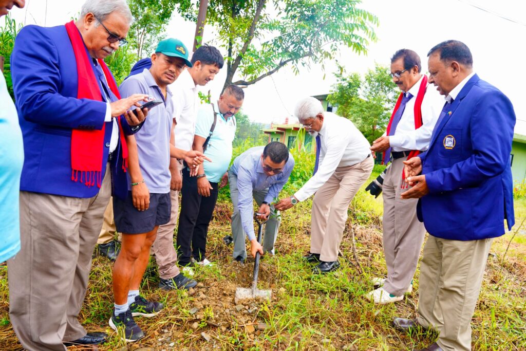 बङ्गलादेश र नेपालका फोटो पत्रकारद्वारा पोखरामा वृक्षारोपण