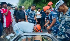 भारतीय कार फेवातालमा खस्दा दुईको मृत्यु, दुई घाइते