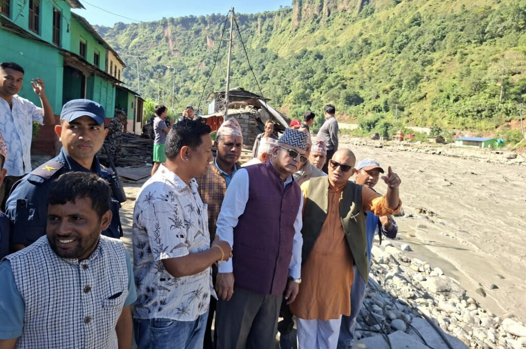 मुख्यमन्त्री पाण्डेद्वारा बाढी प्रभावित क्षेत्रको निरीक्षण, पुन : निर्माणलाई प्राथमिकता दिइने