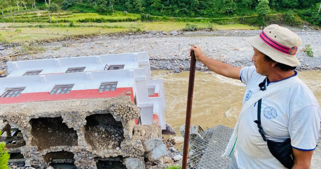 ढलेको भवन हेर्दै वडाध्यक्षले भने, “मेरो मन-आत्मा त्यहीँ छ”
