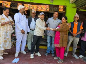 सिवाईसी साकोसद्वारा आफ्ना बाढीपीडित सदस्यलाई राहत रकम हस्तान्तरण