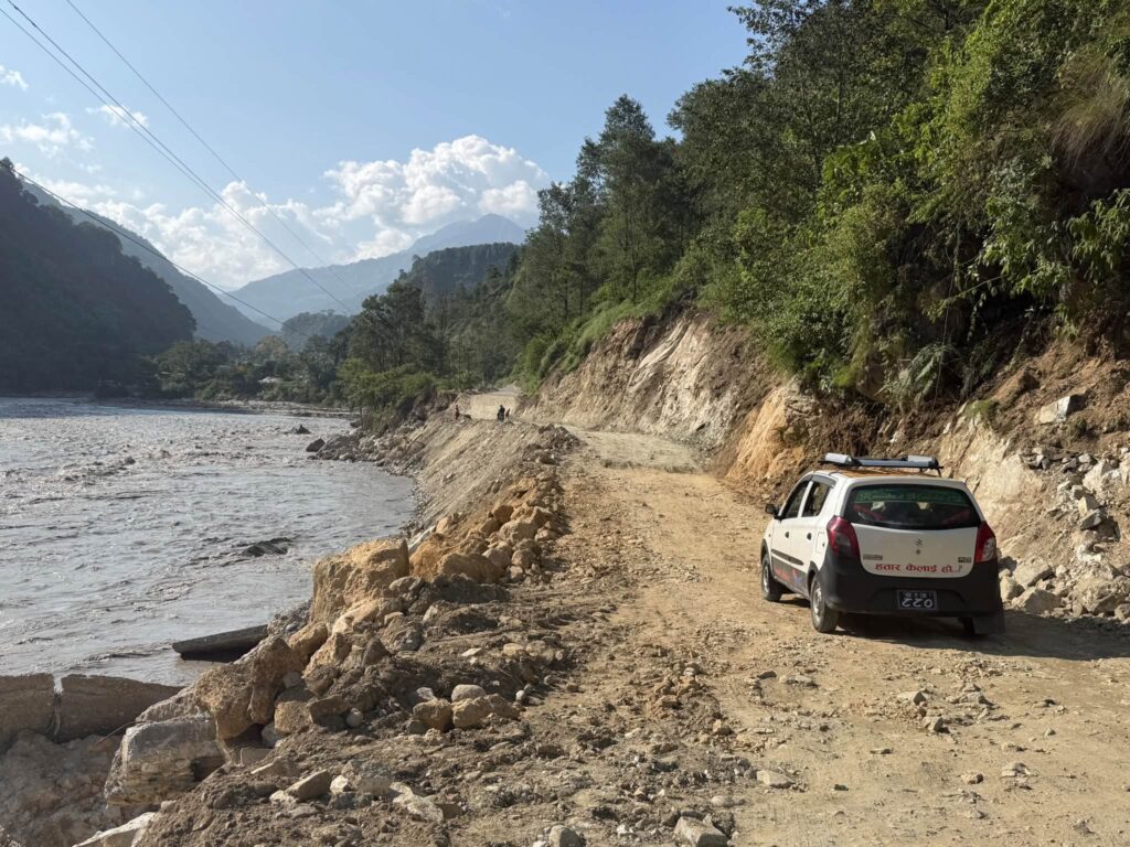 लोकमार्गको पर्वत खण्ड एकतर्फी सुचारू