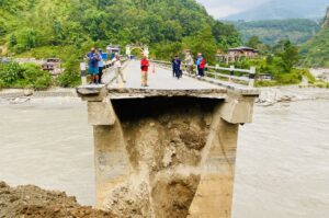 चाडबाडको मुखमा सवारी आवागमन प्रभावित